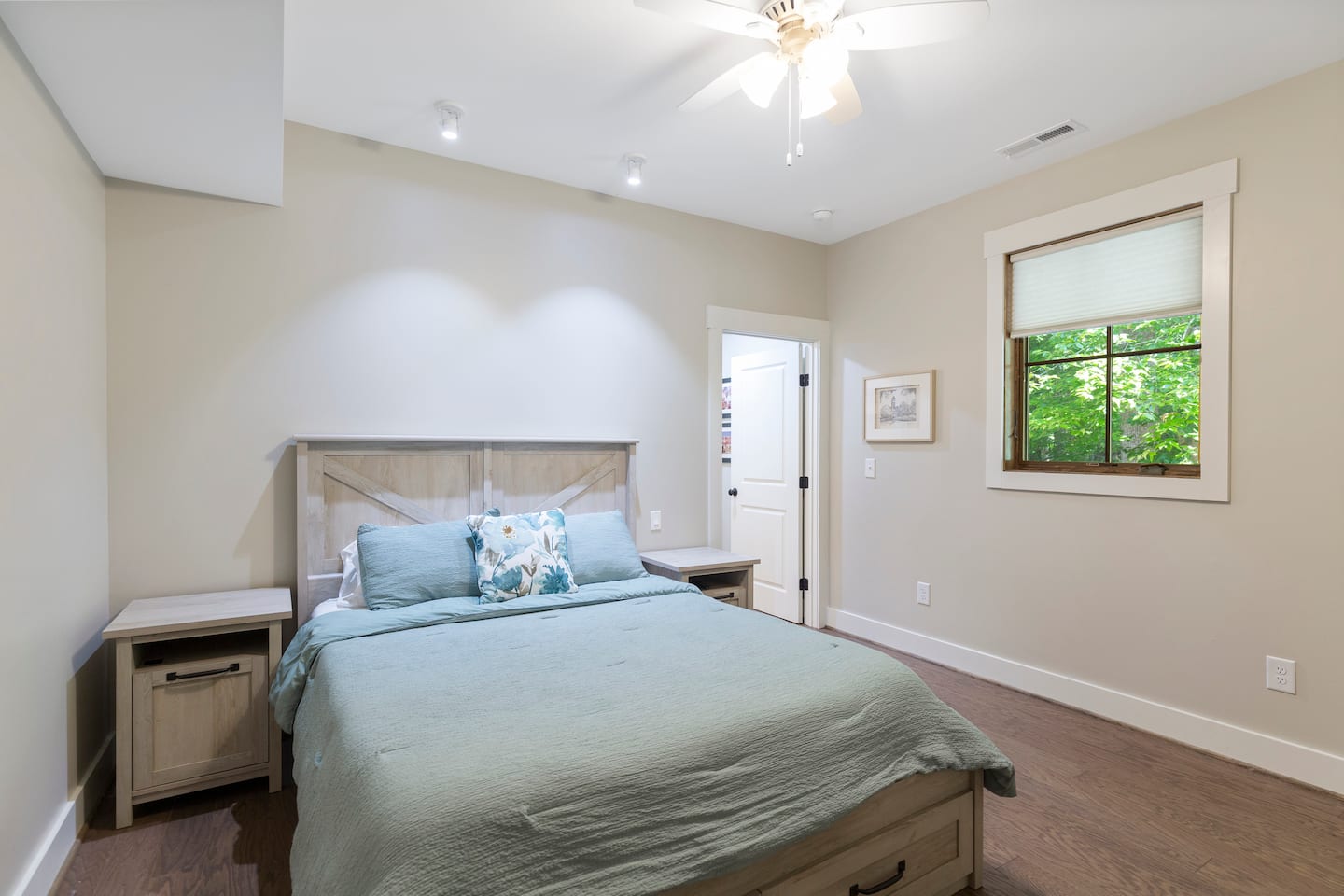 Suite B's bedroom